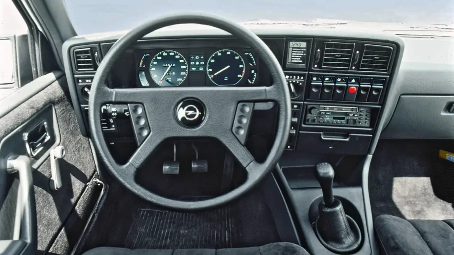 Das Cockpit des Opel Senator C 3.0 E. 
