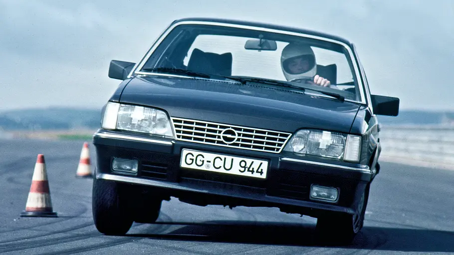 Opel Senator C 3.0 E fahrend von vorne fotografiert. 