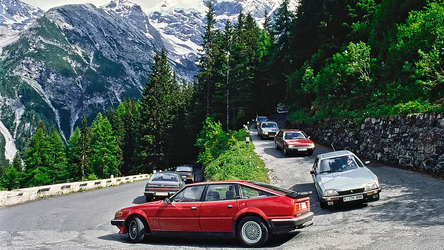 Opel Senator C 3.0 E, Alfa 6, Austin Rover Vitesse, Citroën CX 25 GTI, Renault 25 V6, Saab 900 Turbo 16 S, Volvo 760 Turbo fahrend von vorne und hinten fotografiert. 