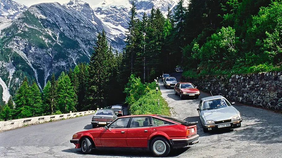 Opel Senator C 3.0 E, Alfa 6, Austin Rover Vitesse, Citroën CX 25 GTI, Renault 25 V6, Saab 900 Turbo 16 S, Volvo 760 Turbo fahrend von vorne und hinten fotografiert. 