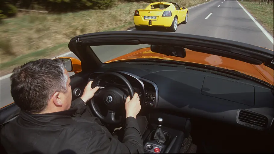 Das Cockpit des Honda S2000.