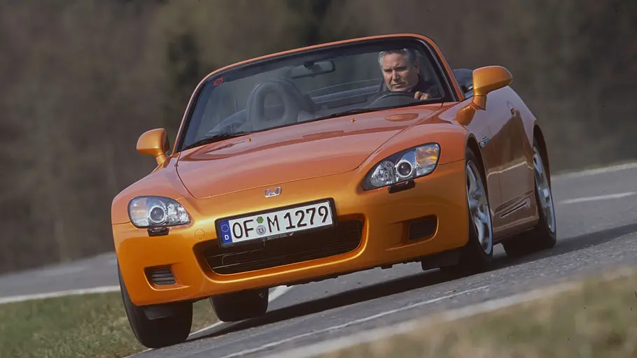 Honda S2000 fahrend von schräg vorne fotografiert. 