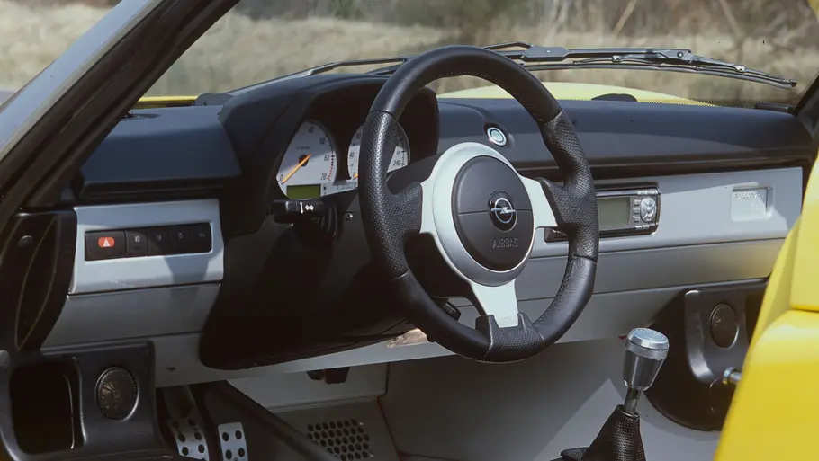 Das Cockpit des Opel Speedster Turbo.