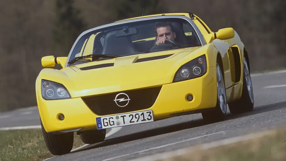 Opel Speedster Turbo fahrend von schräg vorne fotografiert. 