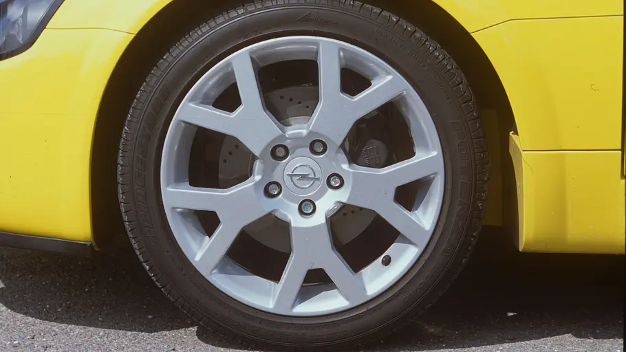 Die Räder des Opel Speedster Turbo. 