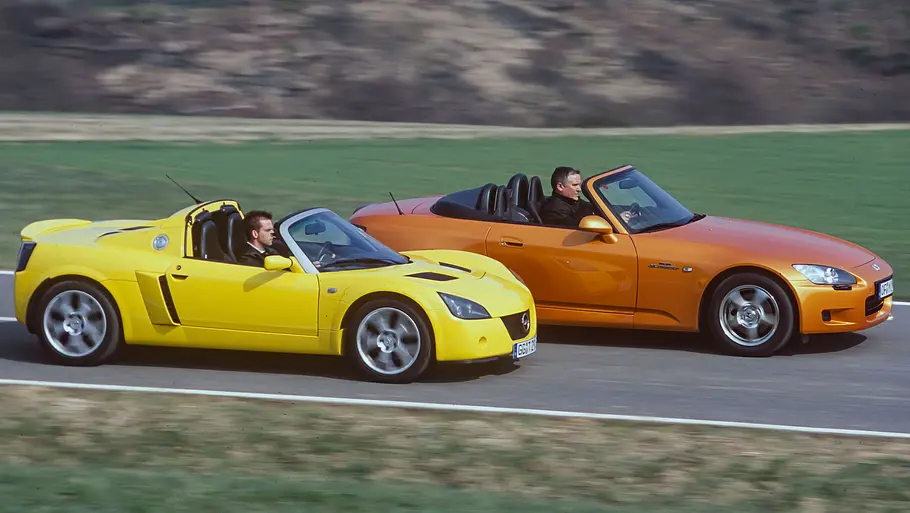 Opel Speedster Turbo / Honda S2000 fahrend von der Seite fotografiert. 