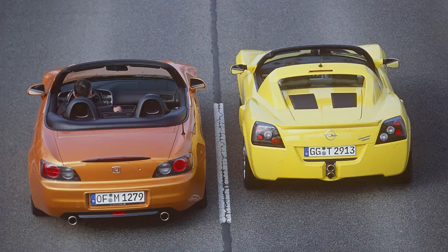 Opel Speedster Turbo / Honda S2000 statisch von hinten fotografiert. 