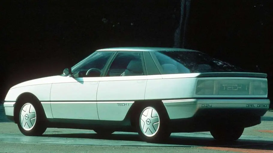 Opel Tech I statisch von schräg hinten fotografiert. 