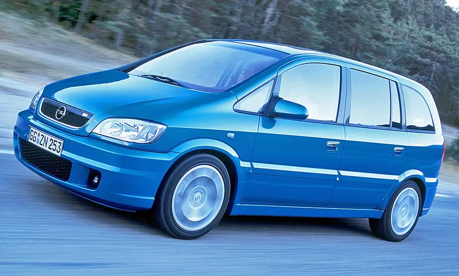 Opel Zafira Der Opel Zafira fahrend von vorne.