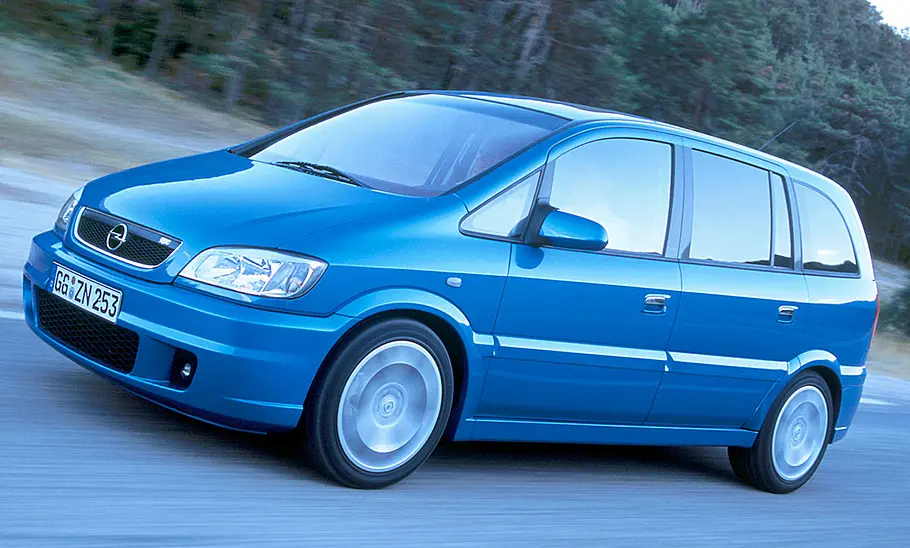 Opel Zafira A OPC (2001-2005) Der Opel Zafira A OPC (2001-2005) fahrend von schräg vorne fotografiert.