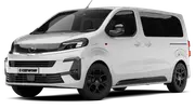 Opel Zafira Electric vor weißem Hintergrund, Ansicht von vorne links. - Foto: Carwow