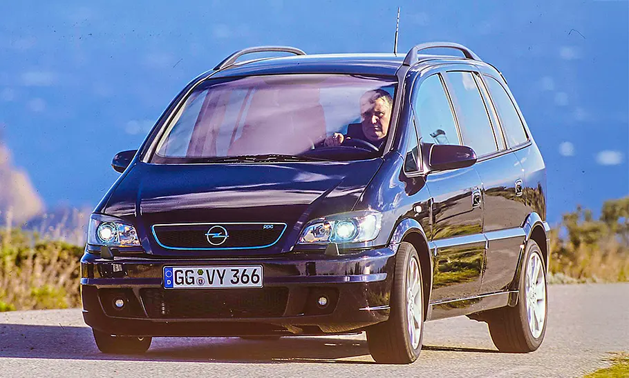 Opel Zafira A OPC fahrend von schräg vorne fotografiert.