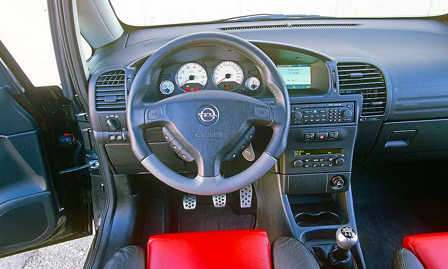 Das Cockpit des Opel Zafira A OPC.