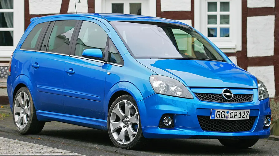 Opel Zafira OPC Der Opel Zafira OPC stehend von schräg vorne fotografiert.