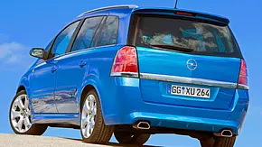 Der Opel Zafira OPC stehend von schräg hinten fotografiert. - Foto: Opel Der Opel Zafira OPC stehend von schräg hinten fotografiert. - Foto: Opel