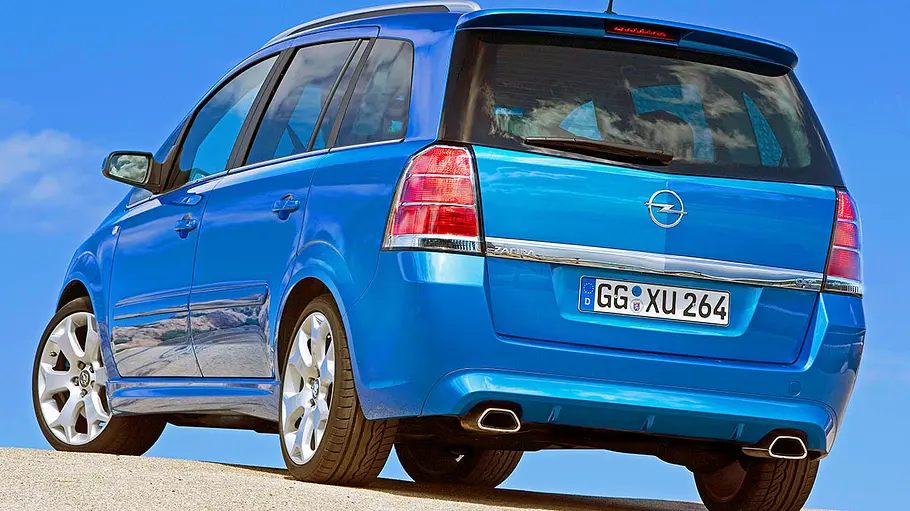 Opel Zafira OPC Der Opel Zafira OPC stehend von schräg hinten fotografiert.