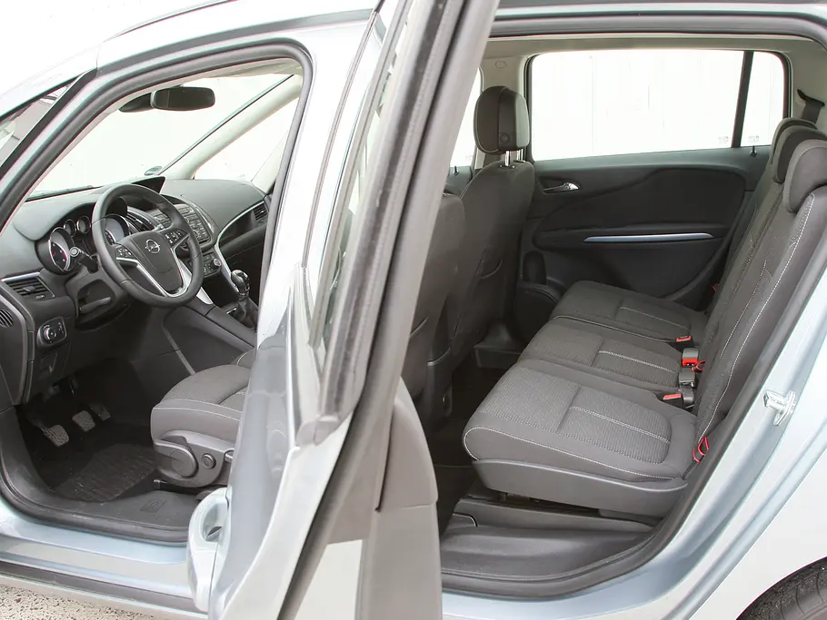 Opel Zafira Tourer 2.0 CDTI Opel Zafira Tourer 2.0 CDTI - Fond