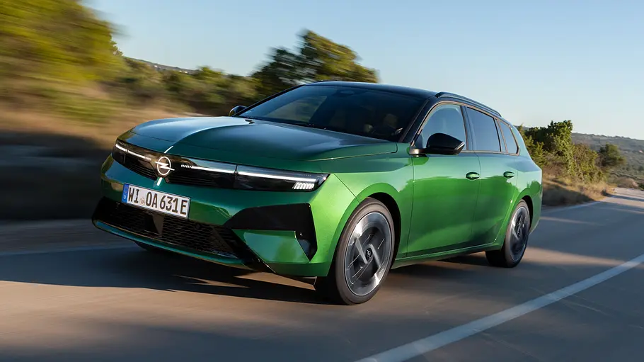 Der Opel Astra Sports Tourer Electric fahren von schräg vorne links.