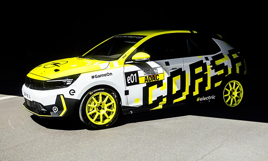 Opel Corsa Rally Electric Der Opel Corsa Rally Electric im Gamescom-Look, stehend vor dunklem Hintergrund.