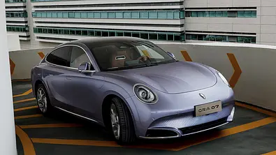 GWM Ora 07 (2024); Elektroauto; Limousine; Außenansicht; fahrend; im Parkhaus - Foto: GWM
