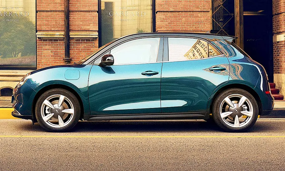 GWM Ora 03 (2023); Außenansicht; stehend; kleines Elektroauto; Profilansicht
