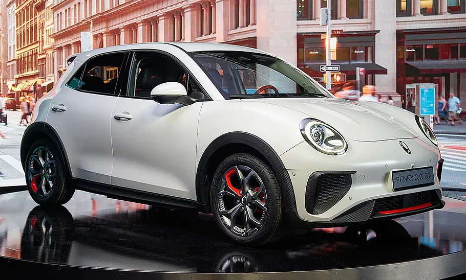 GWM Ora 03 (2023); Außenansicht; stehend; kleines Elektroauto; Frontansicht