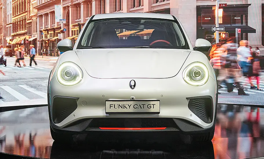 GWM Ora 03 (2023); Außenansicht; stehend; kleines Elektroauto; Frontalsicht