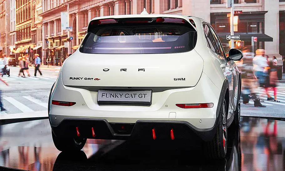 GWM Ora 03 (2023); Außenansicht; stehend; kleines Elektroauto; Hecksicht