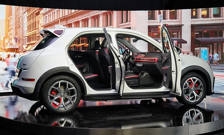 GWM Ora 03 (2023); Außenansicht; stehend; kleines Elektroauto; Seitenansicht; geöffnete Türen