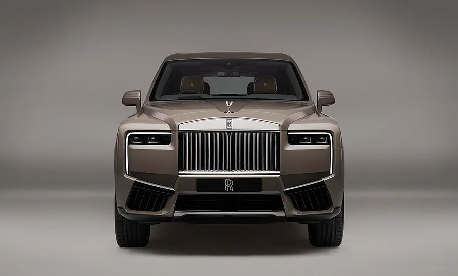 Der Rolls-Royce Cullinan Series II (2024) stehend von vorne