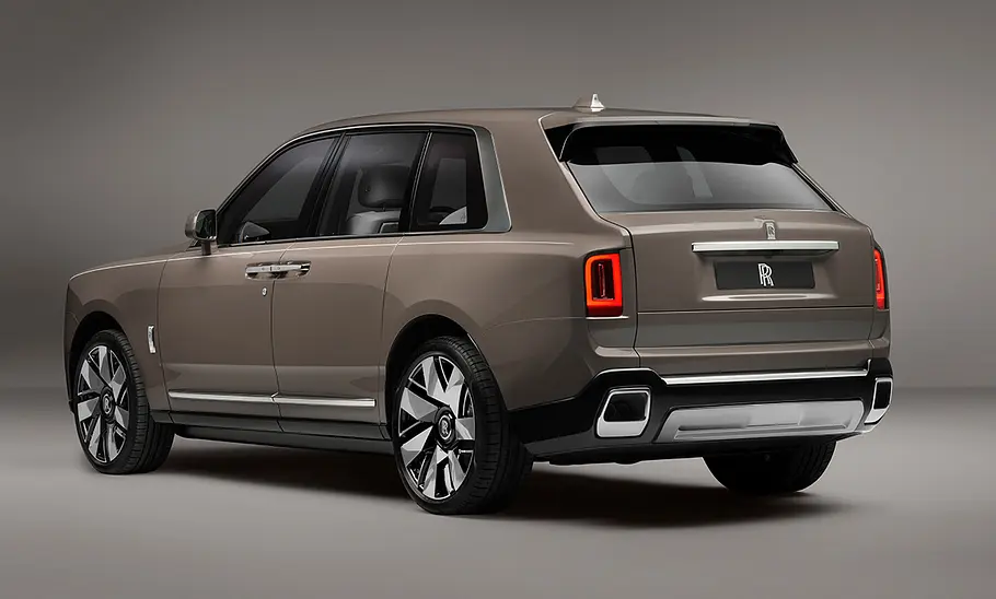 Der Rolls-Royce Cullinan Series II (2024) stehend von schräg hinten