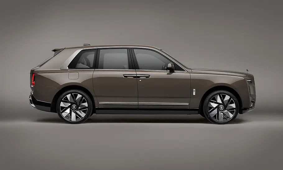 Der Rolls-Royce Cullinan Series II (2024) stehend seitlich