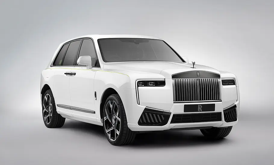 Der Rolls-Royce Cullinan Series II Black Badge (2024) stehend von schräg vorne