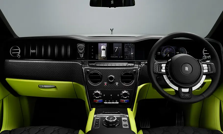 Das Cockpit des Rolls-Royce Cullinan Series II Black Badge (2024)