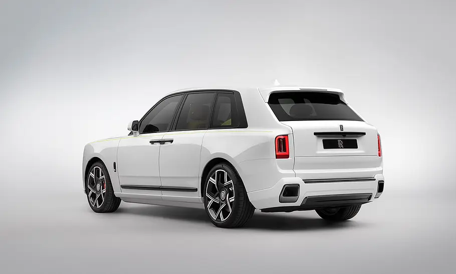 Der Rolls-Royce Cullinan Series II Black Badge (2024) stehend von schräg hinten