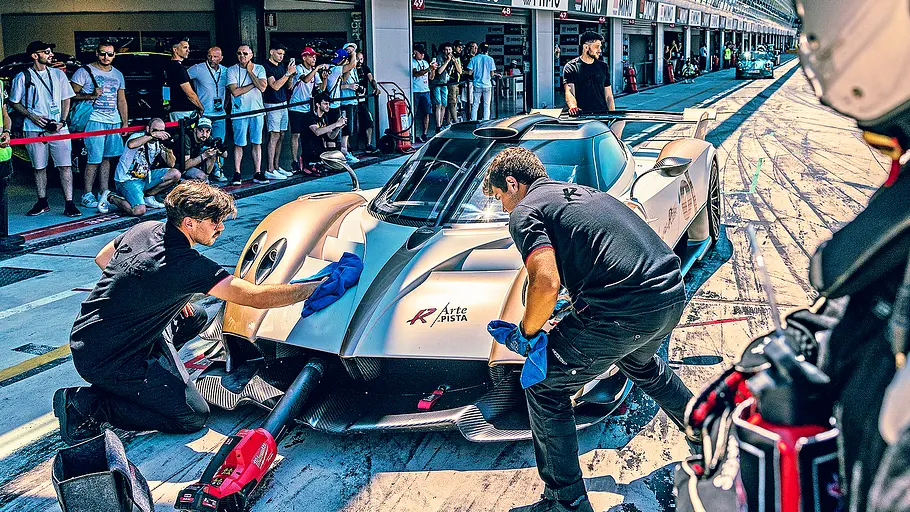 Pagani Huayra R Evo Roadster Blick von schräg vorne auf den Pagani Huayra R Evo Roadster, der von einigen Mechanikern inspiziert wird.