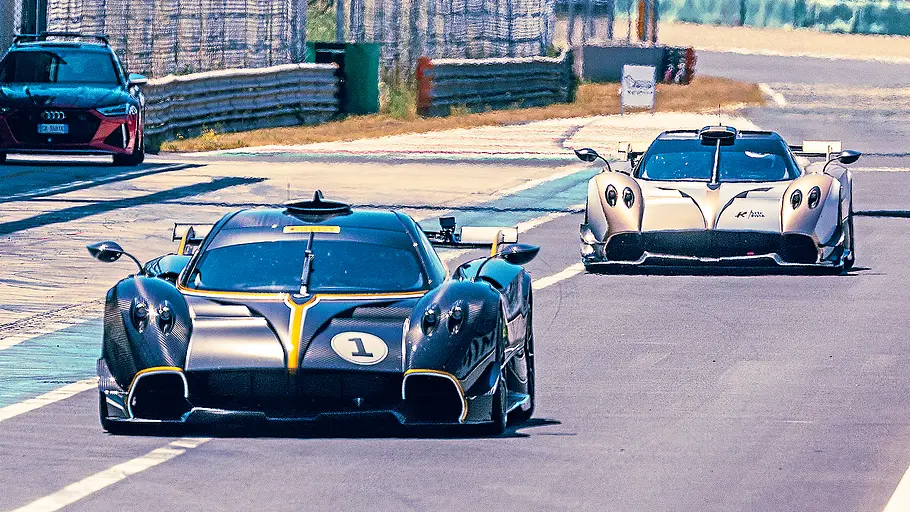 Pagani Huayra R Evo Roadster Blick von schräg vorne auf den Pagani Huayra R Evo Roadster, der durch die Boxengasse in Monza fährt.