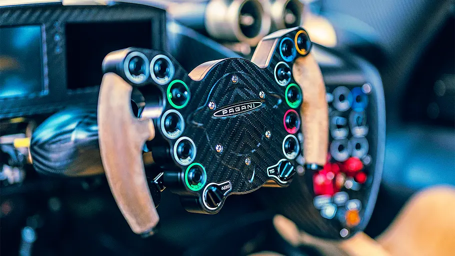 Pagani Huayra R Evo Roadster Detailansicht auf das Lenkrad des Pagani Huayra R Evo Roadster.