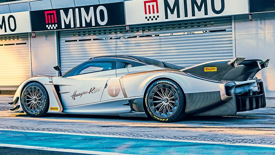 Pagani Huayra R Evo Roadster Blick von schräg hinten auf den Pagani Huayra R Evo Roadster.