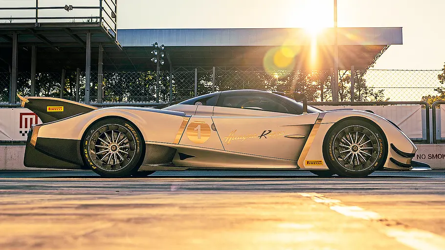 Pagani Huayra R Evo Roadster Blick von der Seite auf den Pagani Huayra R Evo Roadster.