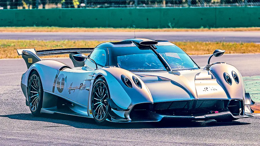 Pagani Huayra R Evo Roadster Blick von schräg vorne auf den fahrenden Pagani Huayra R Evo Roadster.