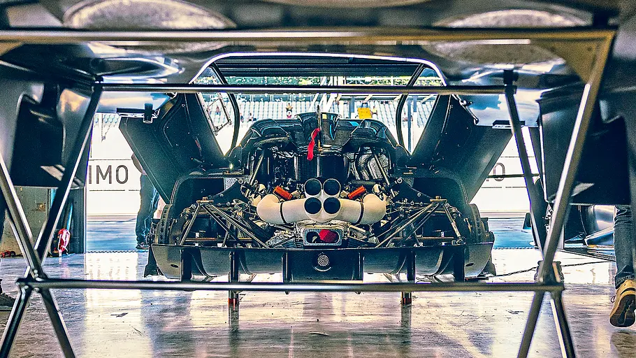 Pagani Huayra R Evo Roadster Blick von hinten auf den nackten Pagani Huayra R Evo Roadster ohne Motorhaube.