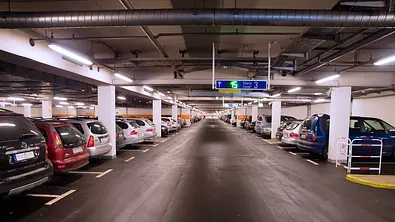 Parkhaus am Flughafen, parkende Autos - Foto: Fotolia
