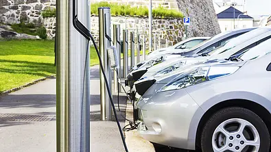 Parken an Elektroauto-Ladesäulen - Foto: BauerStock/AUTO ZEITUNG