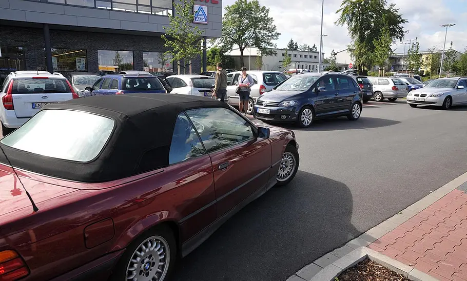 Öffentlicher Parkplatz Öffentlicher Parkplatz