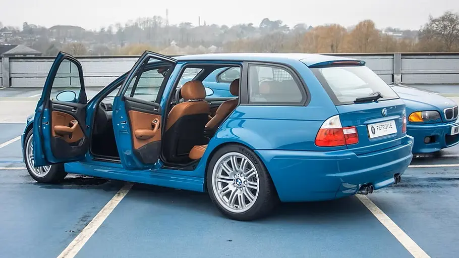 Der Petroyle BMW M3 Touring (E46) mit offenen Türen von hinten links.