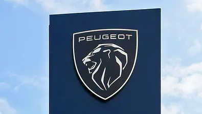 Peugeot-Logo auf Händlerschild - Foto: Imago
