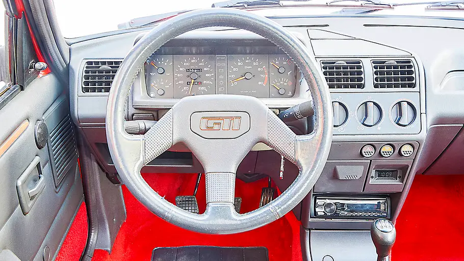 Das Cockpit des Peugeot 205 GTi.