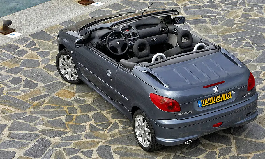 Der Peugeot 206 CC stehend aus der Vogelperspektive.