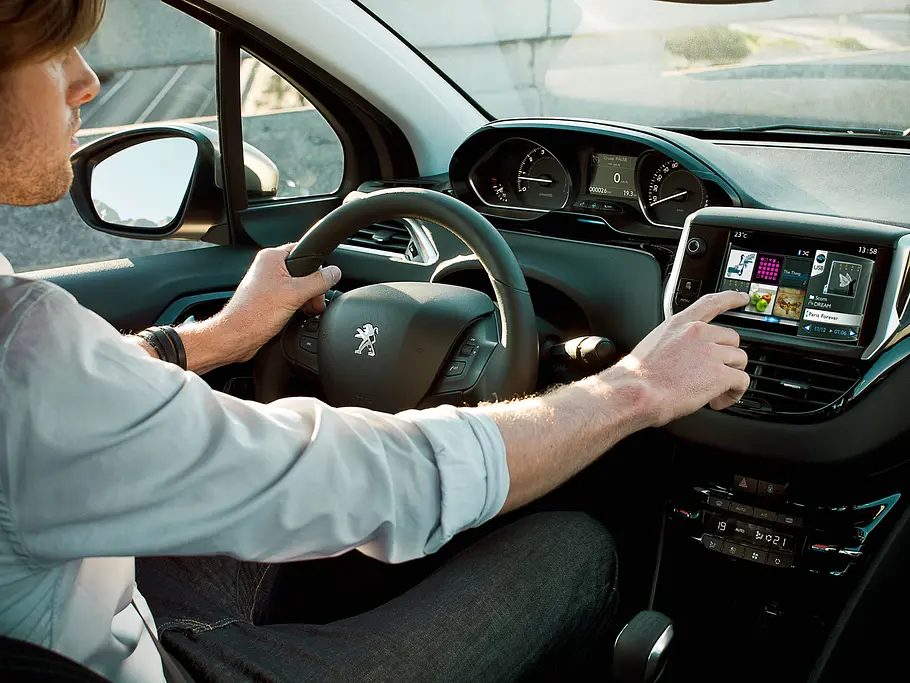Peugeot 208 Preis 2012 Dreitürer Fünftürer 11.600 Euro Innenraum Cockpit